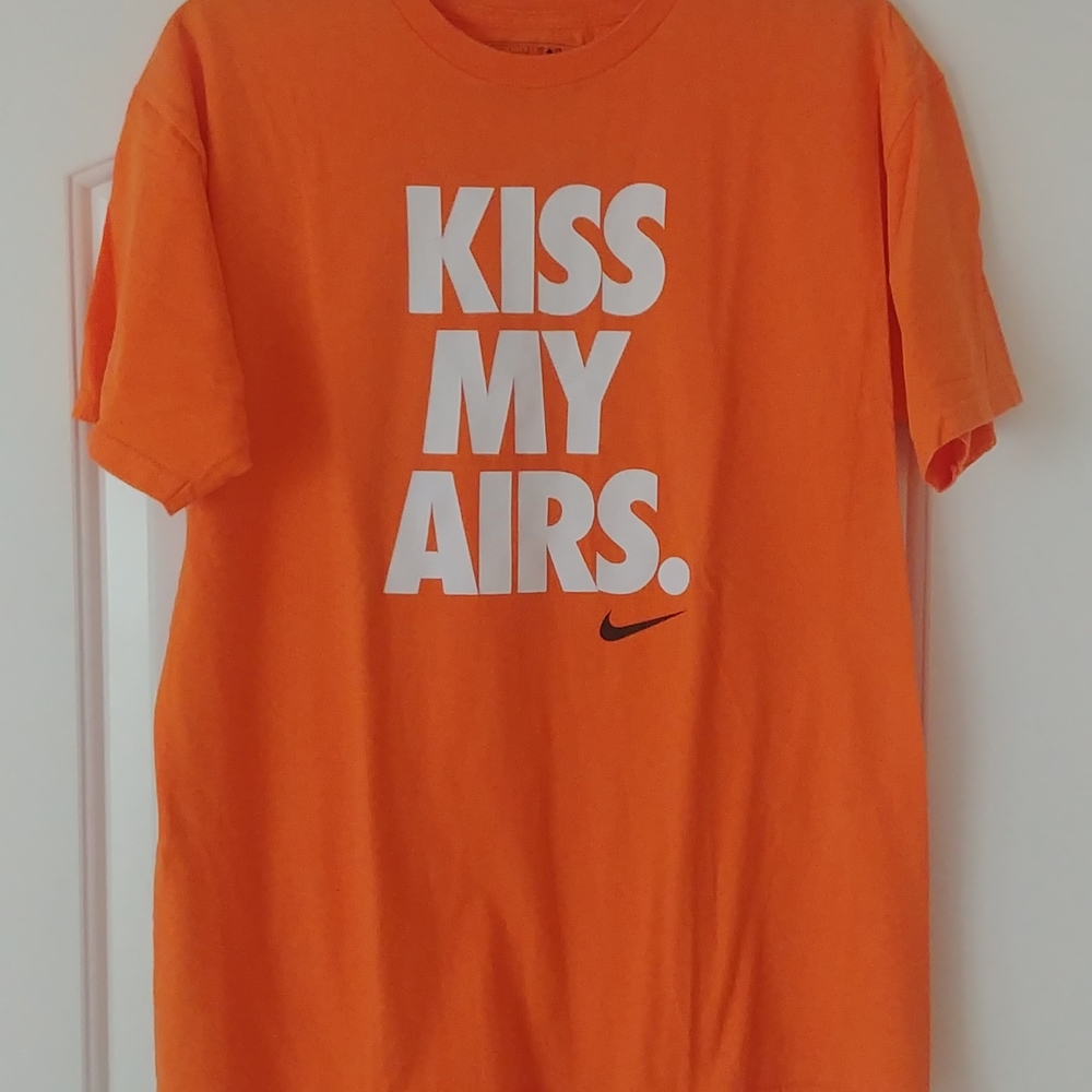 Nike T-shirt Kiss My Airs men's medium